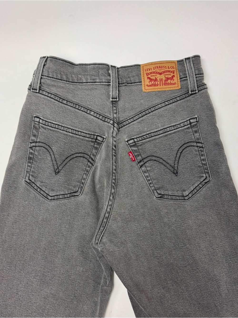 Levi’s Ribcage Straight Ankle Jeans in Washed Grey